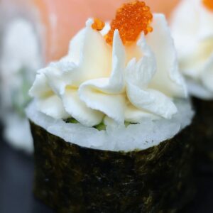 Рол з сиром філадельфія і тунцем