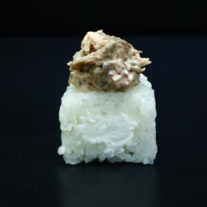 Суші-кейк з смаженим лососем і соусом спайс